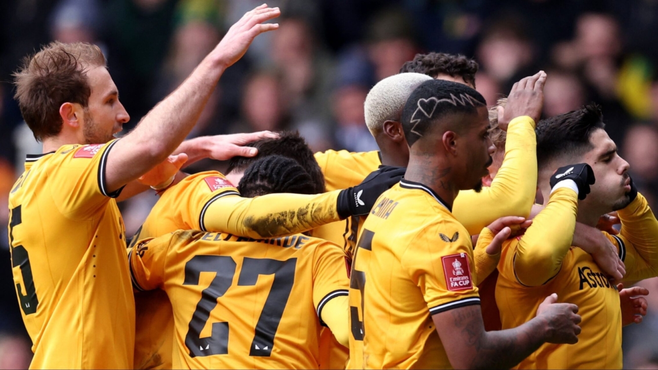 pedro-neto-craig-dawson-wolves.jpg