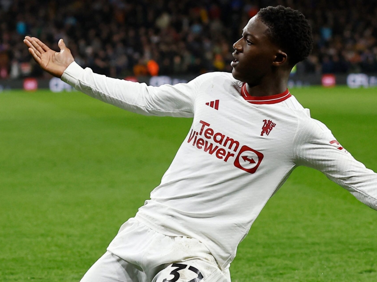 mainoo-manchester-united-wolves-hojlund.jpg