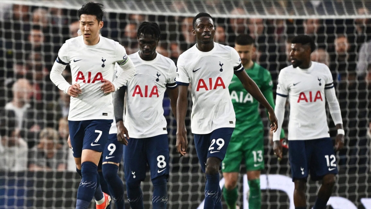tottenham-players-including-emerson-royal.jpg