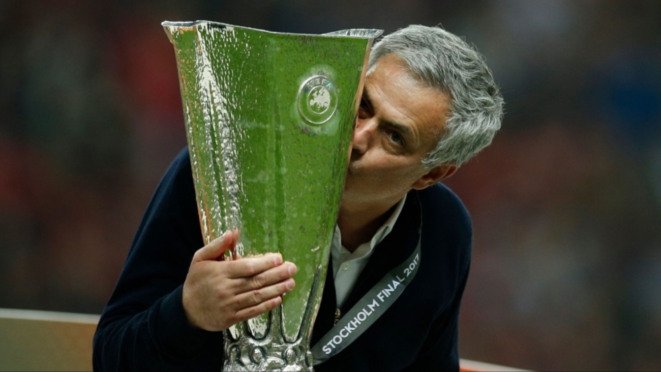 jose-mourinho-europa-league-trophy.jpg