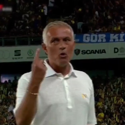 mourinho-yellowcard.jpg