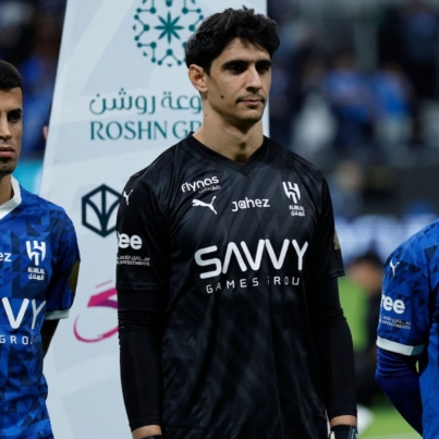 al-hilal-s-yassine-bounou-al-hilal-s-joao-cancelo-and-al-hilal-s-salem-al-dawsari-before-the-match.J.jpeg