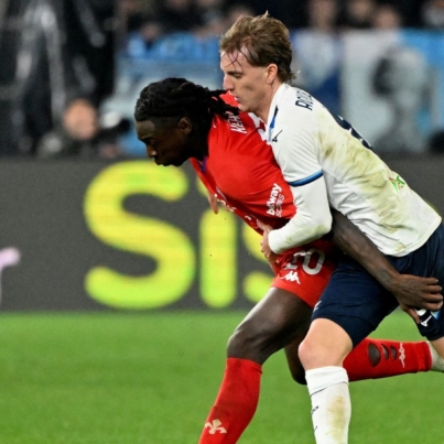 moise-kean-in-action-with-lazio-s-nicolo-rovella.JPG
