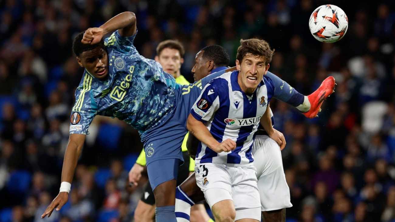 ajax-amsterdam-s-jorrel-hato-in-action-with-real-sociedad-s-aihen-munoz.JPG