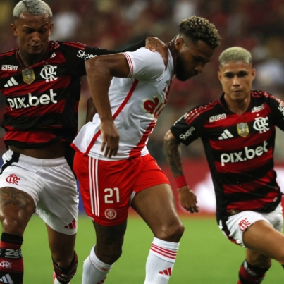 internacional-s-wesley-in-action-with-flamengo-s-wesley-franca-and-luiz-araujo.JPG