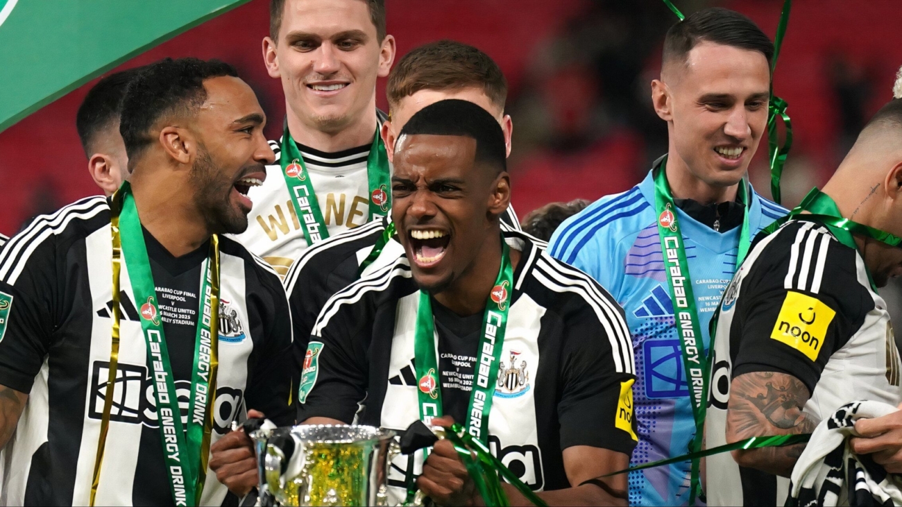 alexander-isak-carabao-cup-trophy.jpg