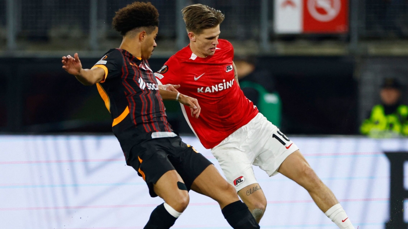 galatasaray-s-gabriel-sara-in-action-with-az-alkmaar-s-david-wolfe.JPG