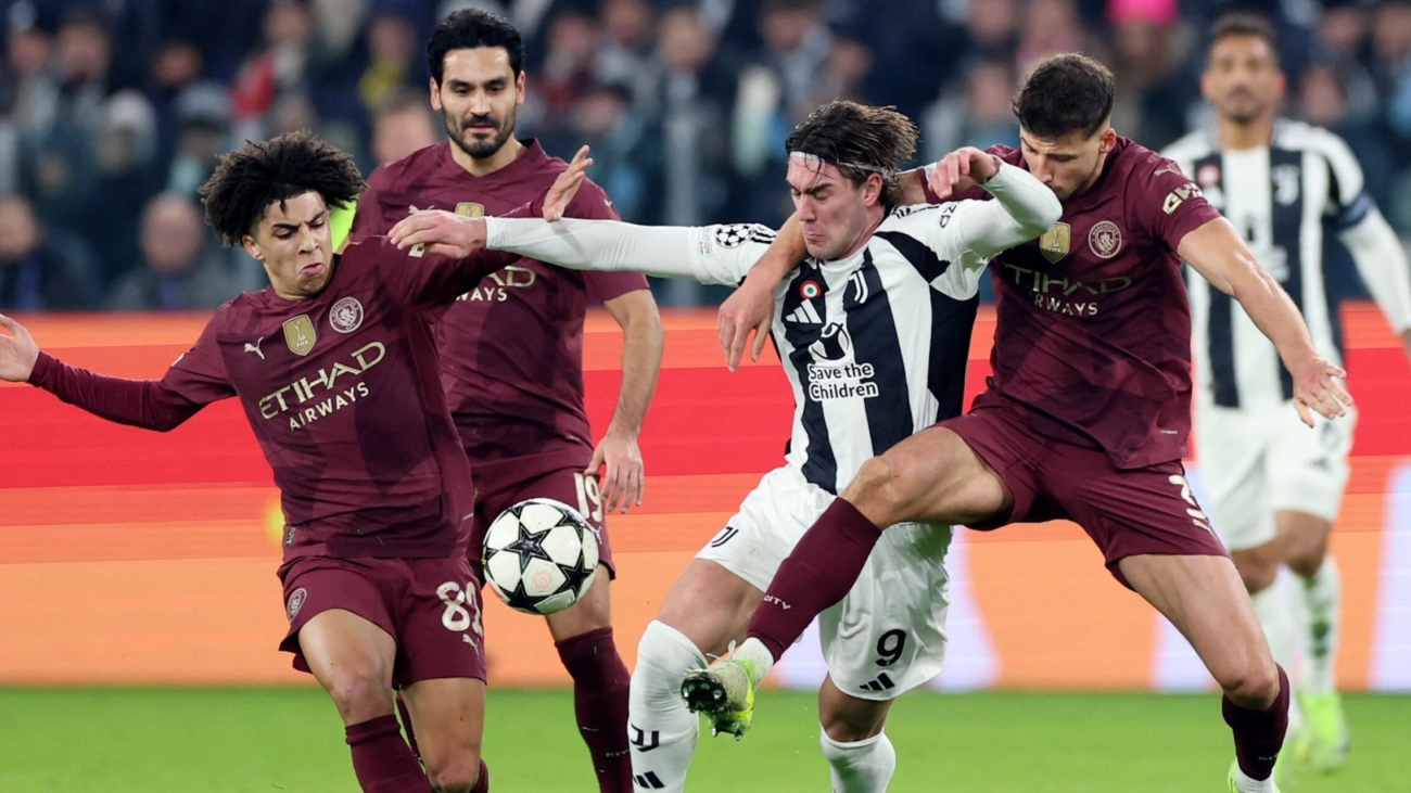 juventus-dusan-vlahovic-in-action-with-manchester-city-s-ruben-dias-and-rico-lewis.JPG